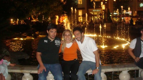 kardeşi ve annesi ile